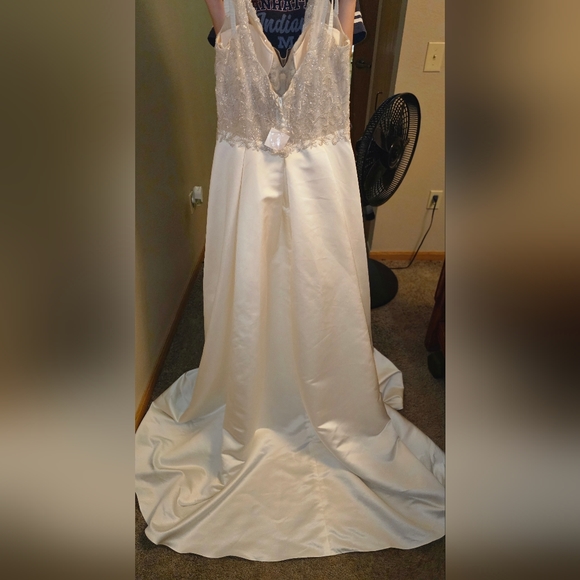 Size 14 beaded Aline wedding dress with pockets unaltered - Picture 8 of 16